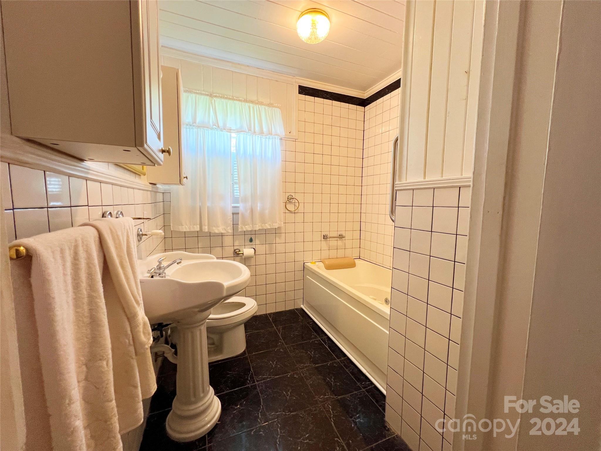 102 Steakhouse Road Morganton, NC 28655 - Photo 25 of 39 a bathroom with a sink and a bathtub