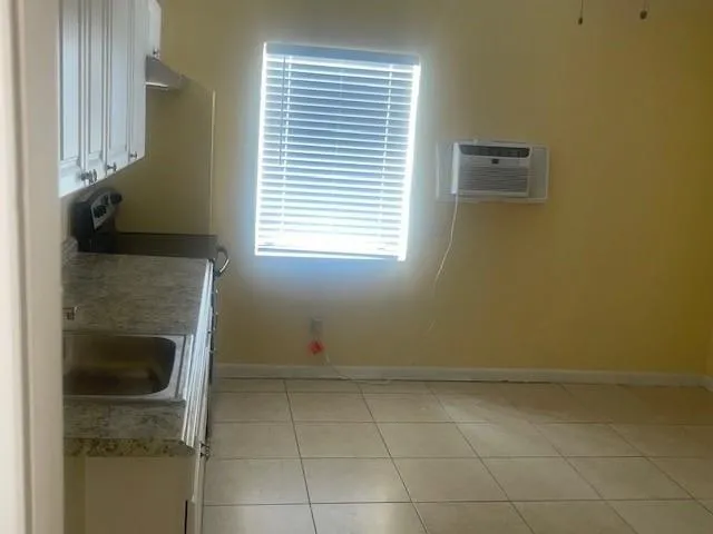 a view of a livingroom with washer and dryer