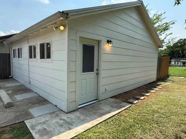 $1,300 | 320 West 6th Street, Weatherford, TX 76086
