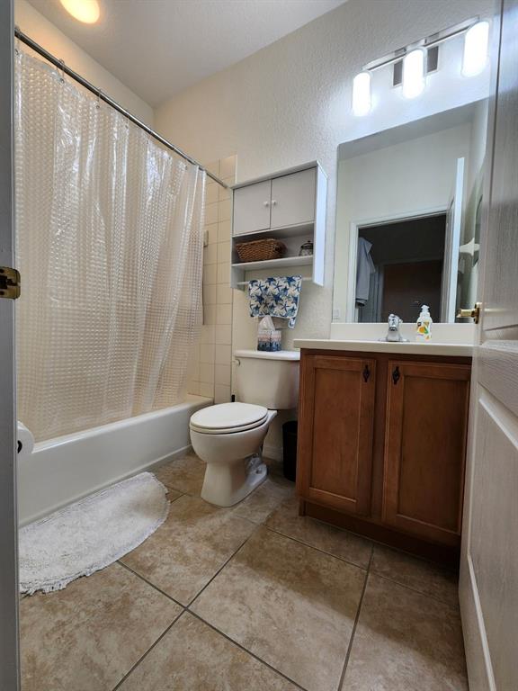 9027 Stone Harbour Loop Bradenton, FL 34212 - Photo 16 of 20 a spacious bathroom with a bathtub sink and toilet