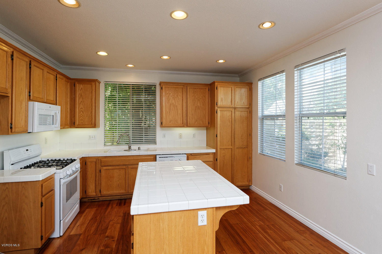 1518 Windmill Way Simi Valley, CA 93065 - Photo 14 of 35 1518 Windmill Way Simi Valley-large-017-