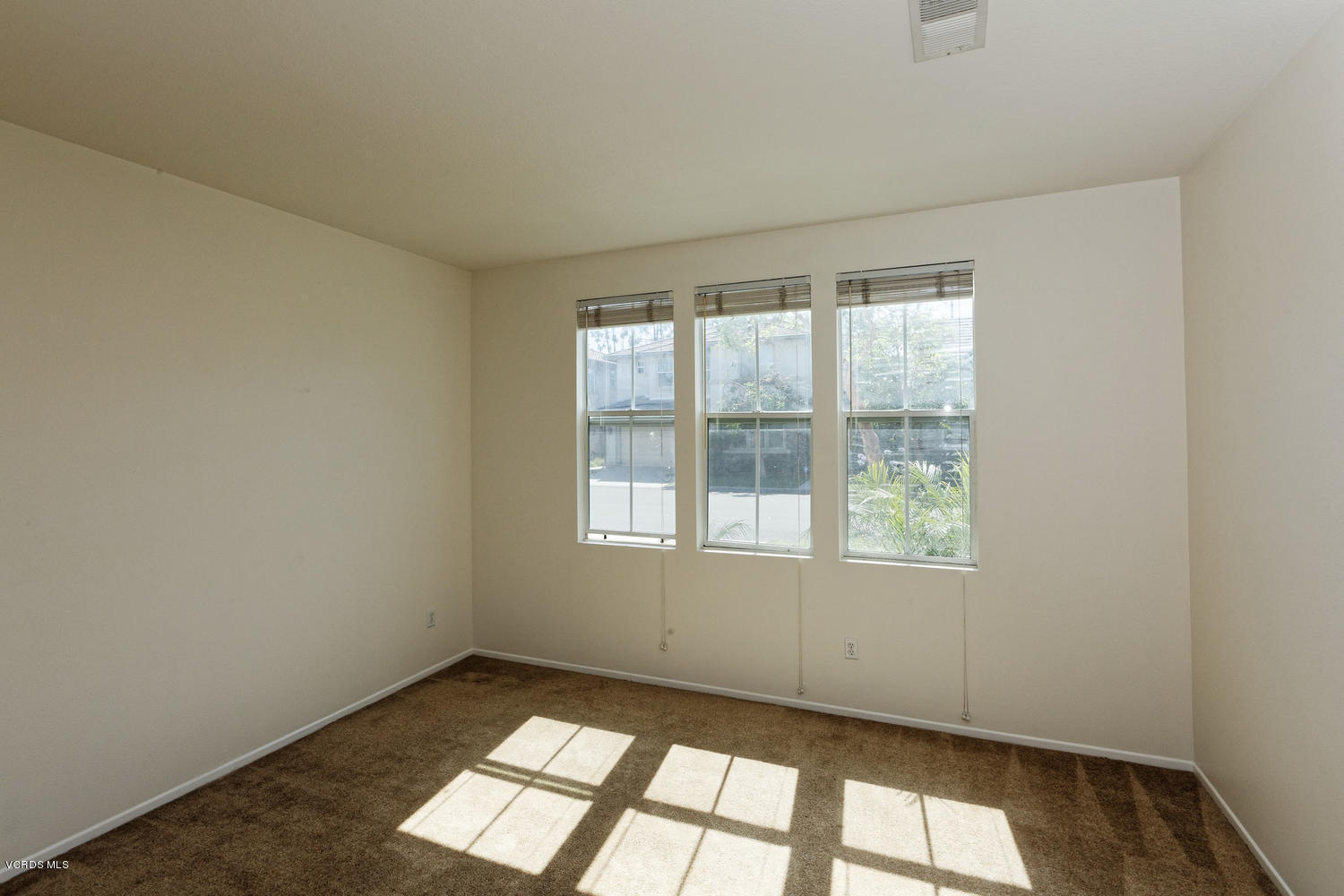 1518 Windmill Way Simi Valley, CA 93065 - Photo 19 of 35 1518 Windmill Way Simi Valley-large-020-