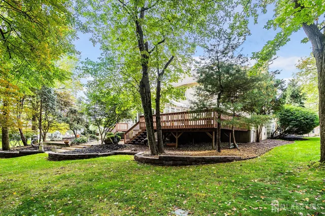 a view of a house with backyard
