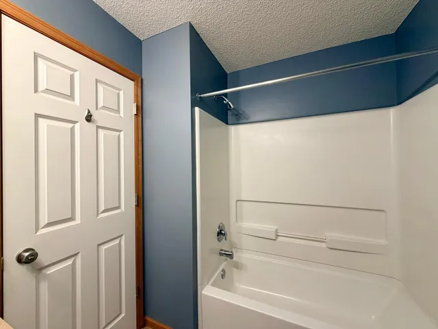 $220,000 | 4963 Emmit Drive North, Unit 1, Hugo, MN 55038