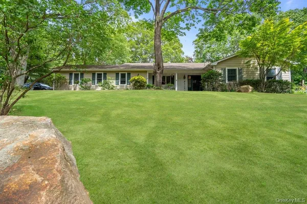 $799,803 | 9 Dillmont Drive, Smithtown, NY 11787