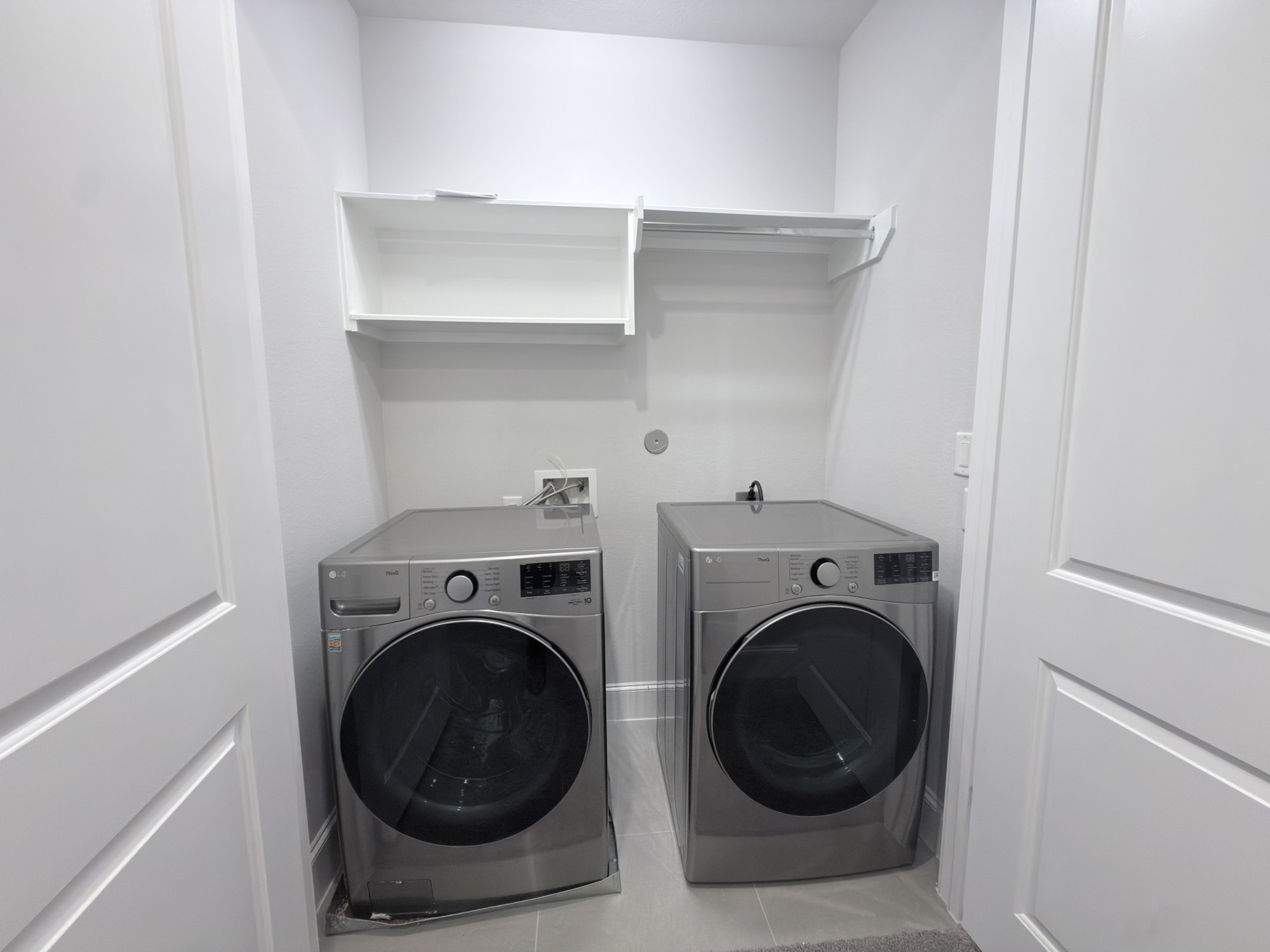 815 Bringhurst Street Houston, TX 77020 - Photo 15 of 19 LAUNDRY ROOM WITH APPLIANCES