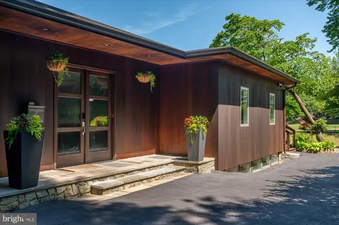 $1,900,000 | 4715 38th Street North, Arlington, VA 22207