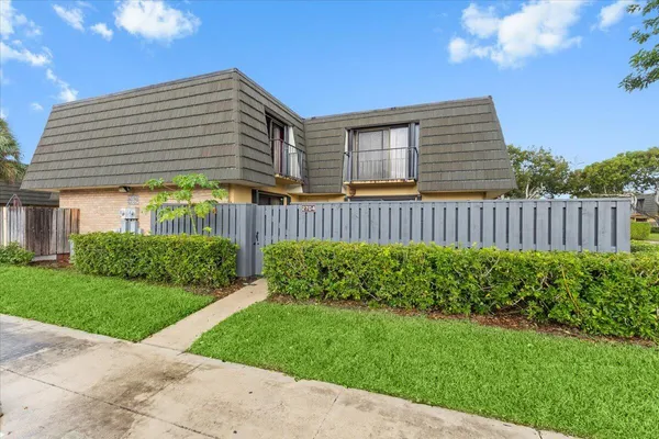 $2,900 | 2704 27th Way, West Palm Beach, FL 33407
