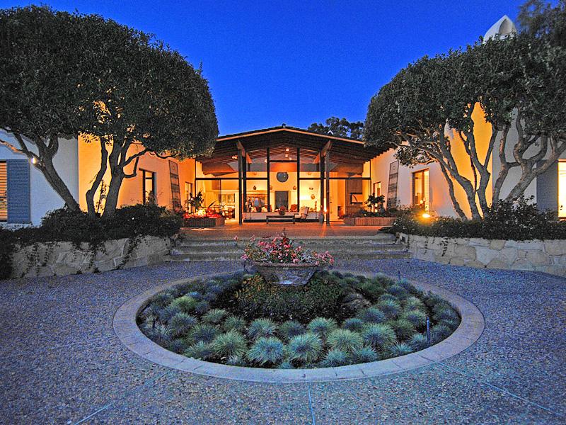 a view of a houses with a backyard