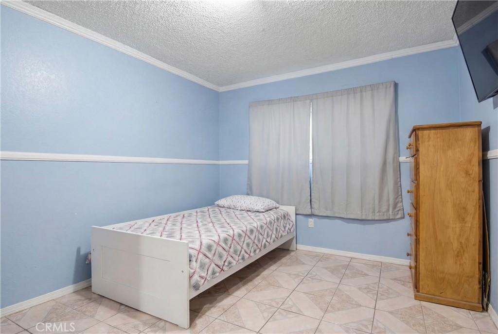 3301 Santa Fe Avenue, Unit 49 Long Beach, CA 90810 - Photo 14 of 26 a room with a bed and a table in it