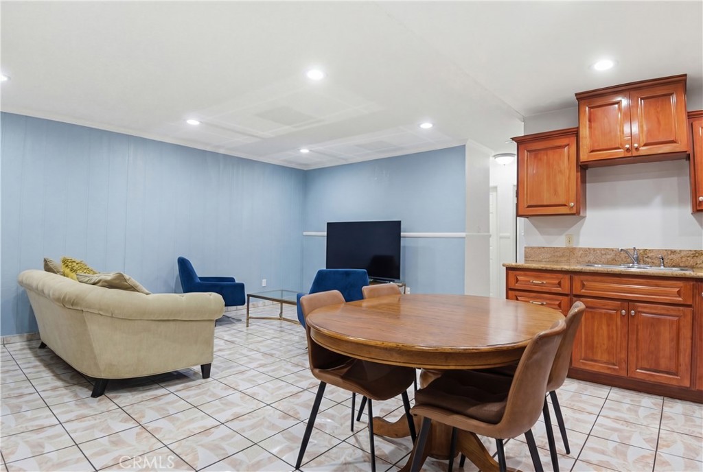 3301 Santa Fe Avenue, Unit 49 Long Beach, CA 90810 - Photo 6 of 26 a workspace with furniture and window