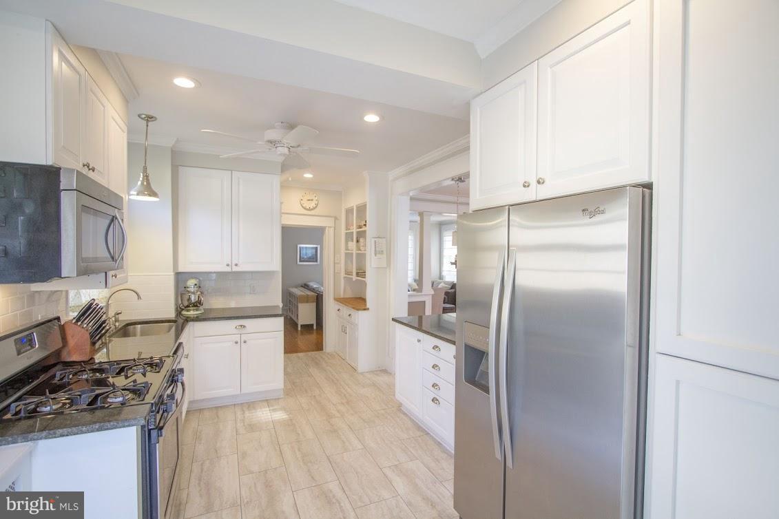900 Overbrook Road Baltimore, MD 21239 - Photo 7 of 30 breakfast bar, gas cooking. Lots of storage.