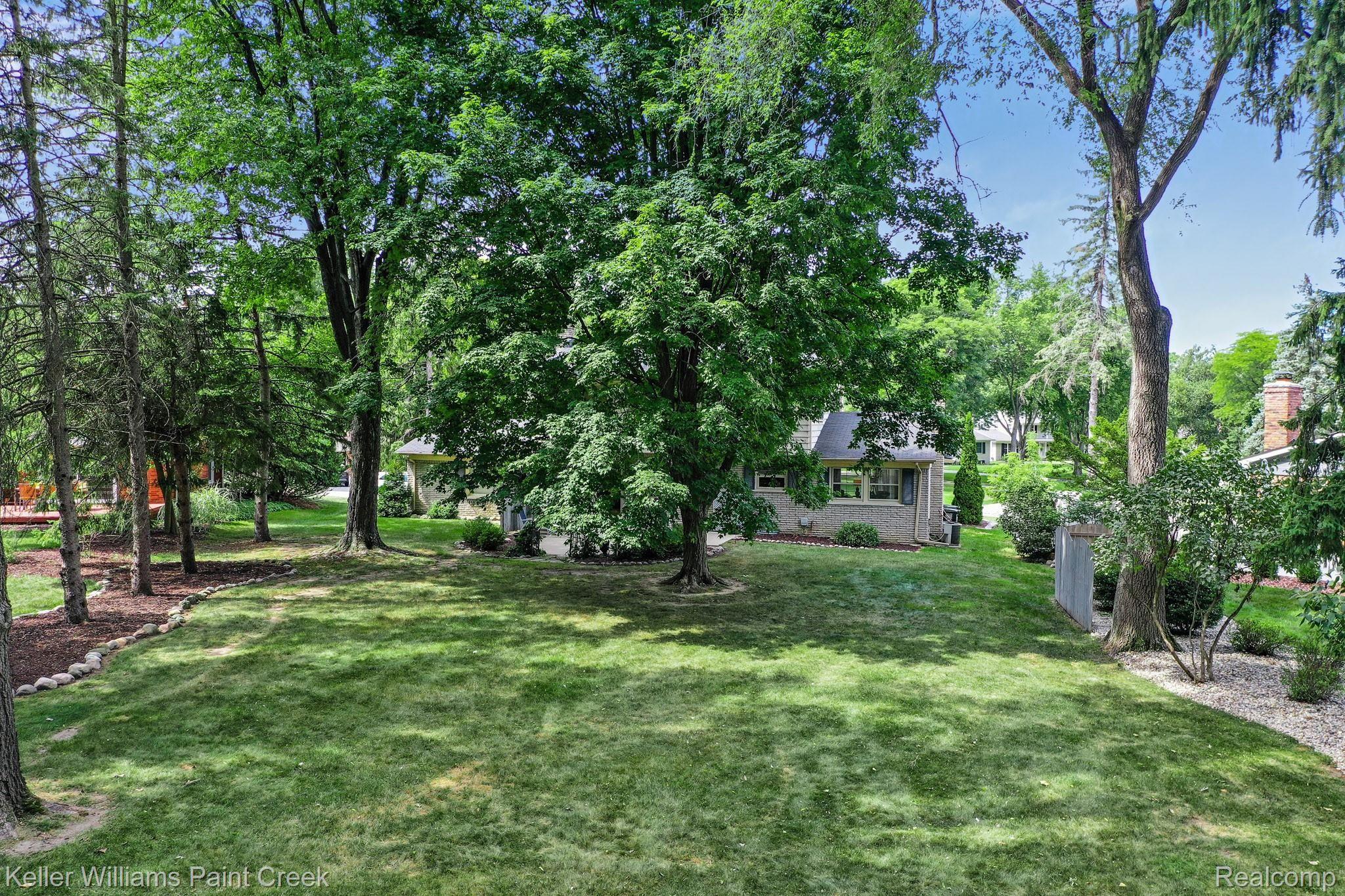 828 Fieldstone Drive Rochester, MI 48309 - Photo 10 of 42 Who's got a football?