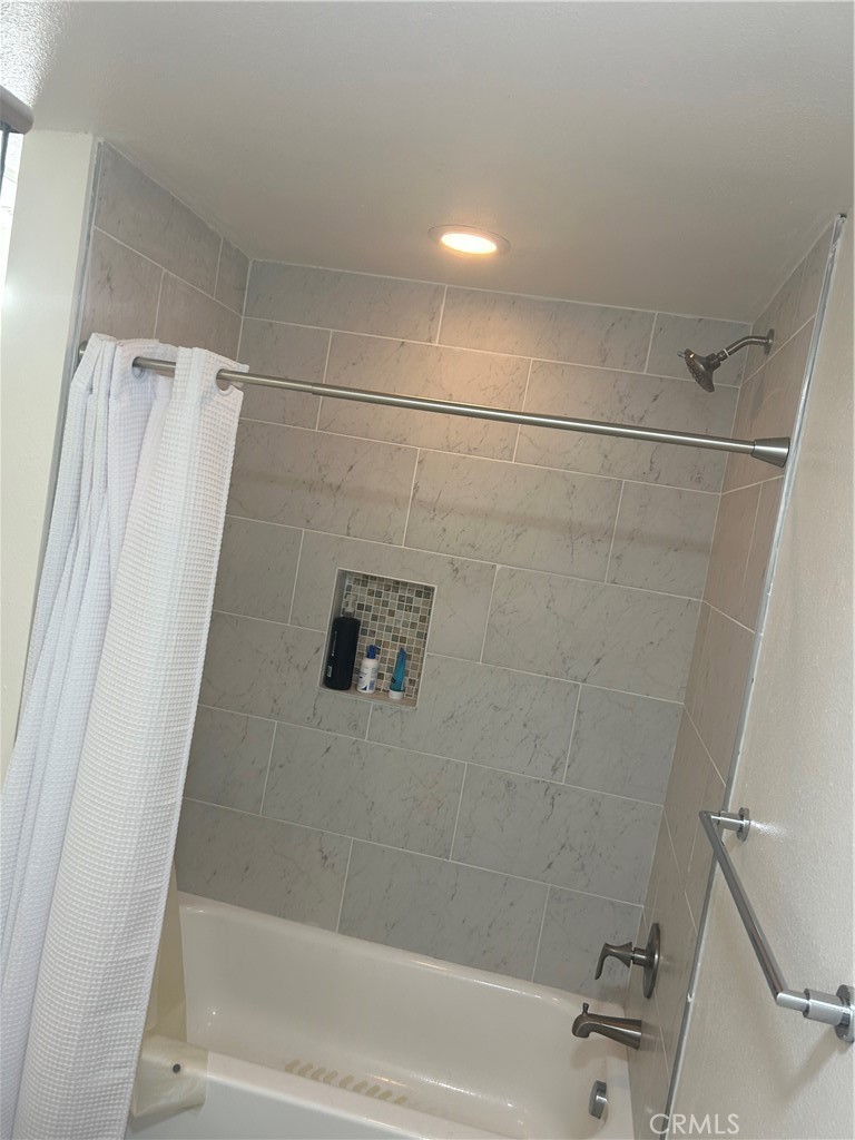 300 East 4th Street, Unit 101 Long Beach, CA 90802 - Photo 21 of 64 a bathroom with a shower and a bath tub