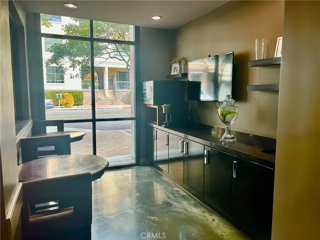 $3,950 | 300 East 4th Street, Unit 101, Long Beach, CA 90802