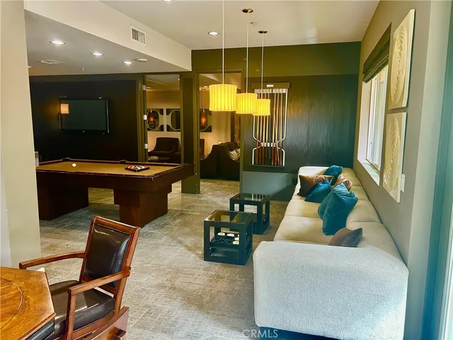 $4,250 | 300 East 4th Street, Unit 101, Long Beach, CA 90802