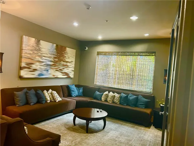 $4,250 | 300 East 4th Street, Unit 101, Long Beach, CA 90802