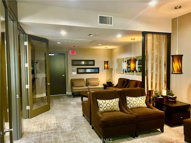 $4,250 | 300 East 4th Street, Unit 101, Long Beach, CA 90802