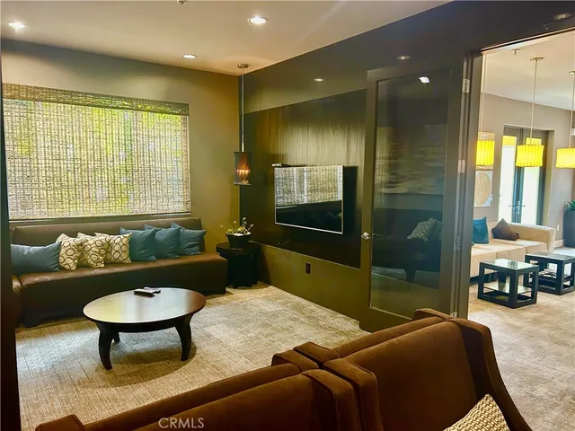 $4,250 | 300 East 4th Street, Unit 101, Long Beach, CA 90802