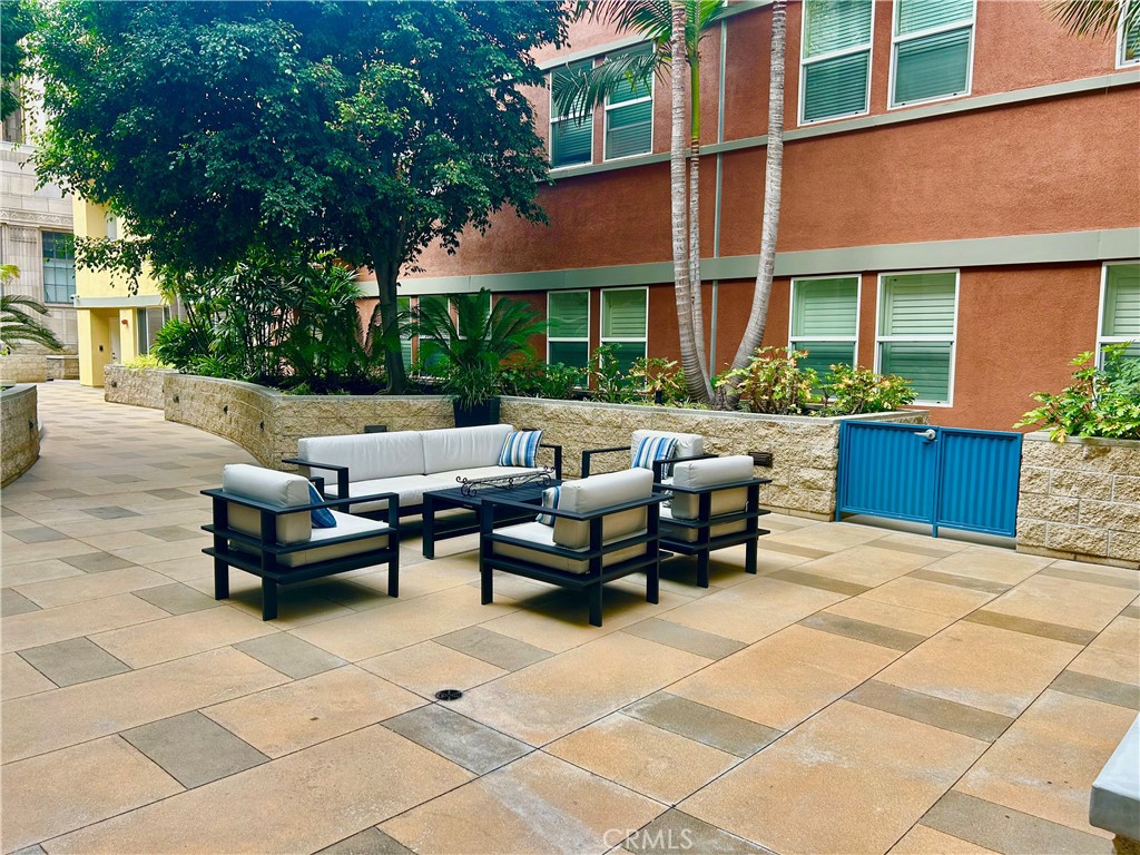 300 East 4th Street, Unit 101 Long Beach, CA 90802 - Photo 58 of 64 a building outdoor space with patio furniture and potted plants