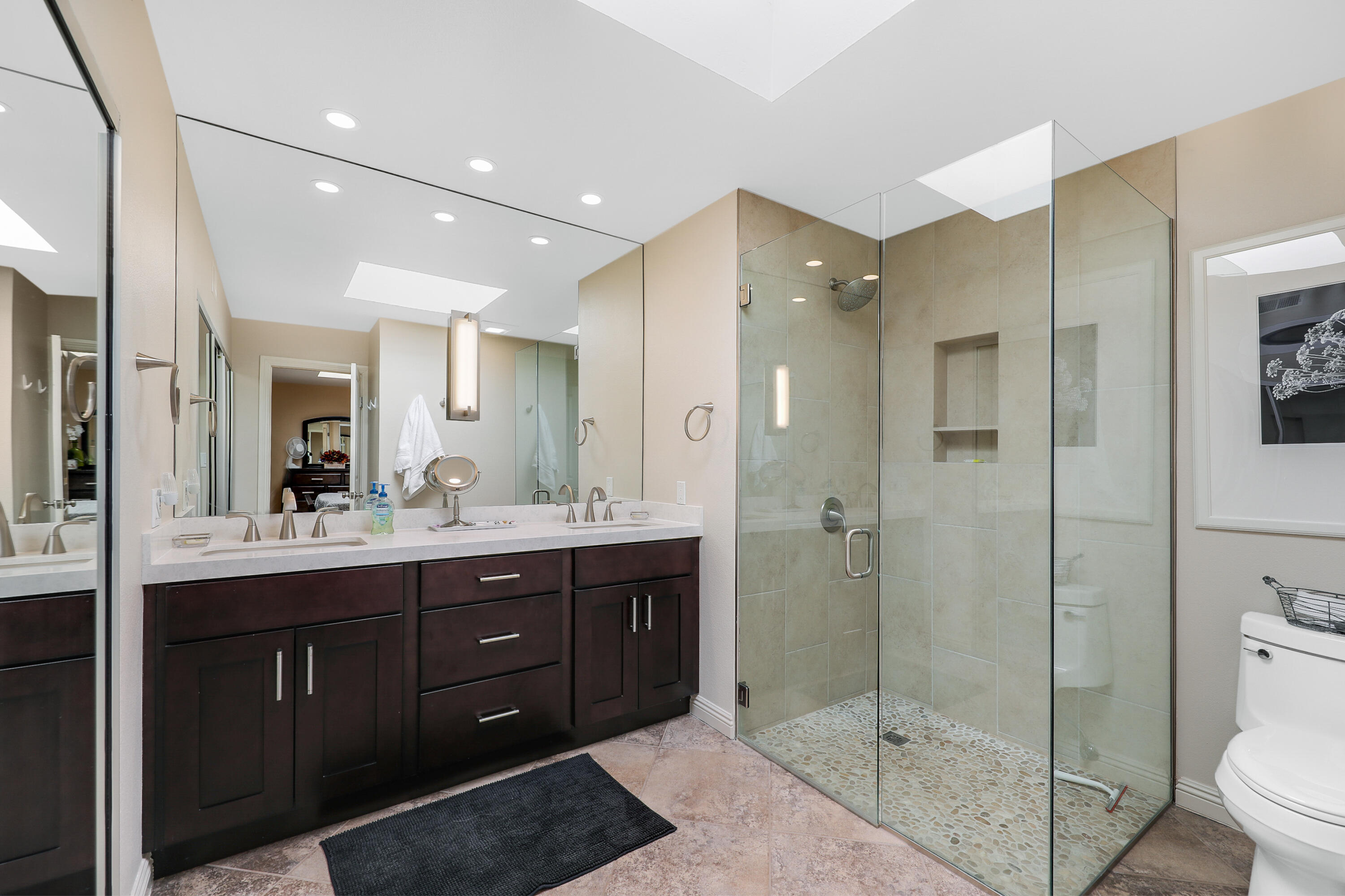 29 Leon Way Rancho Mirage, CA 92270 - Photo 14 of 17 a bathroom with a shower sink mirror and toilet