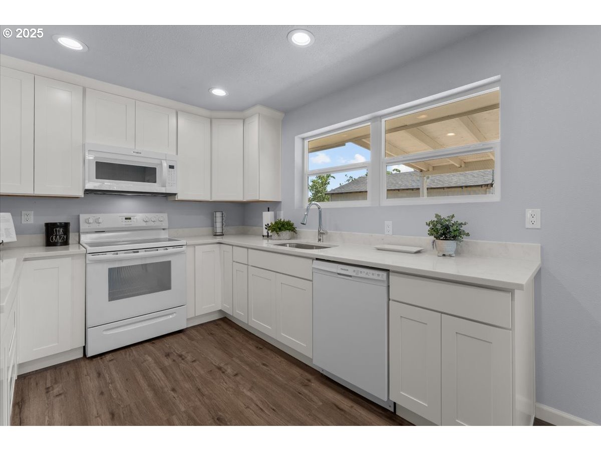 6704 Southeast Nehalem Street Portland, OR 97206 - Photo 11 of 24