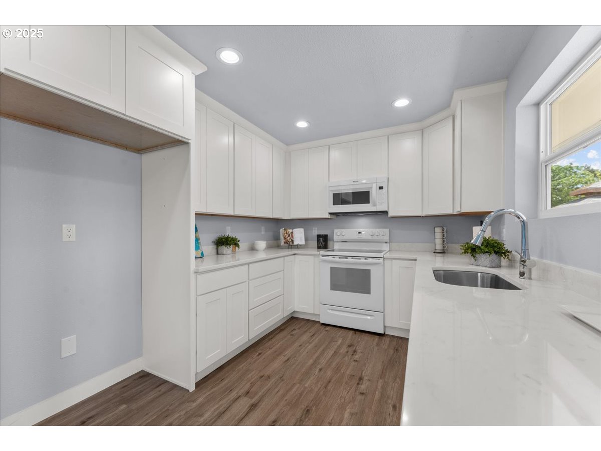 6704 Southeast Nehalem Street Portland, OR 97206 - Photo 12 of 24