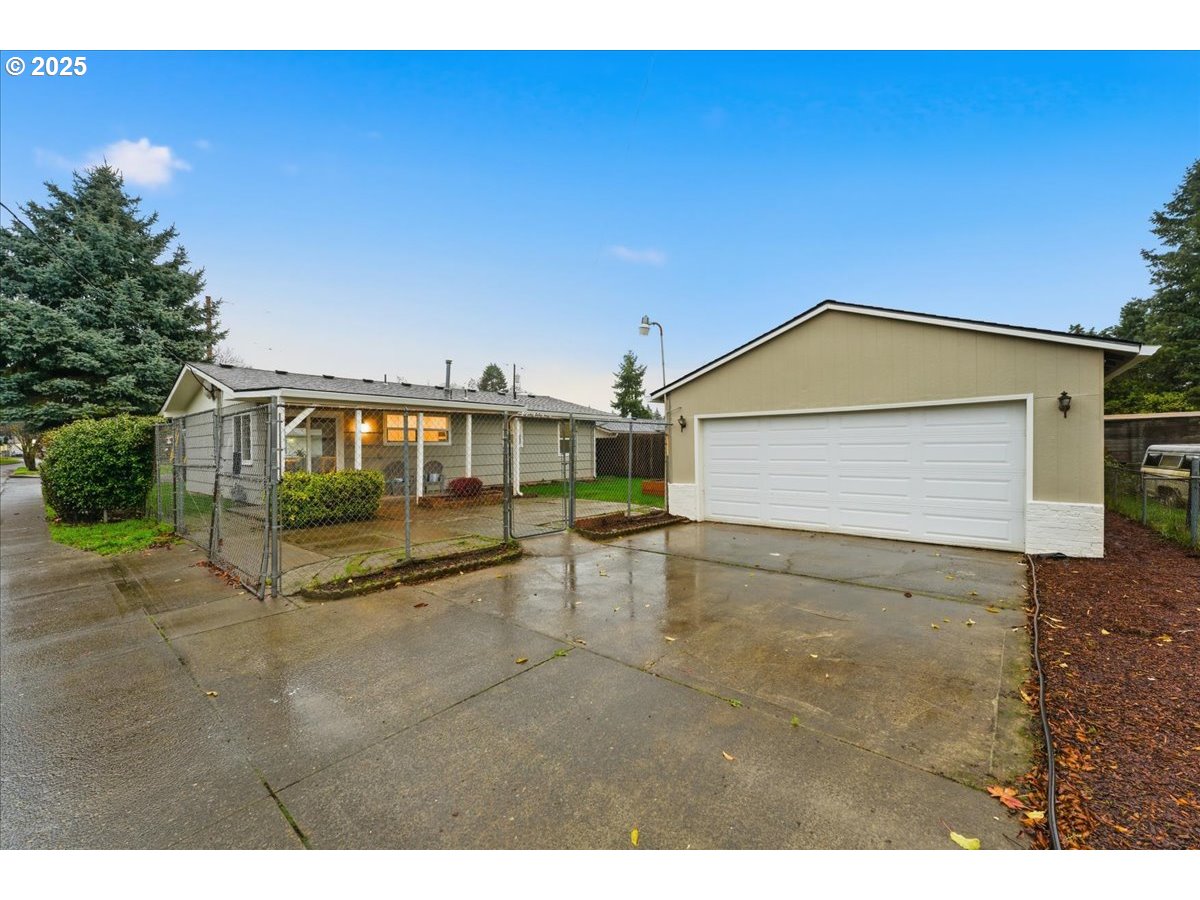 6704 Southeast Nehalem Street Portland, OR 97206 - Photo 2 of 24