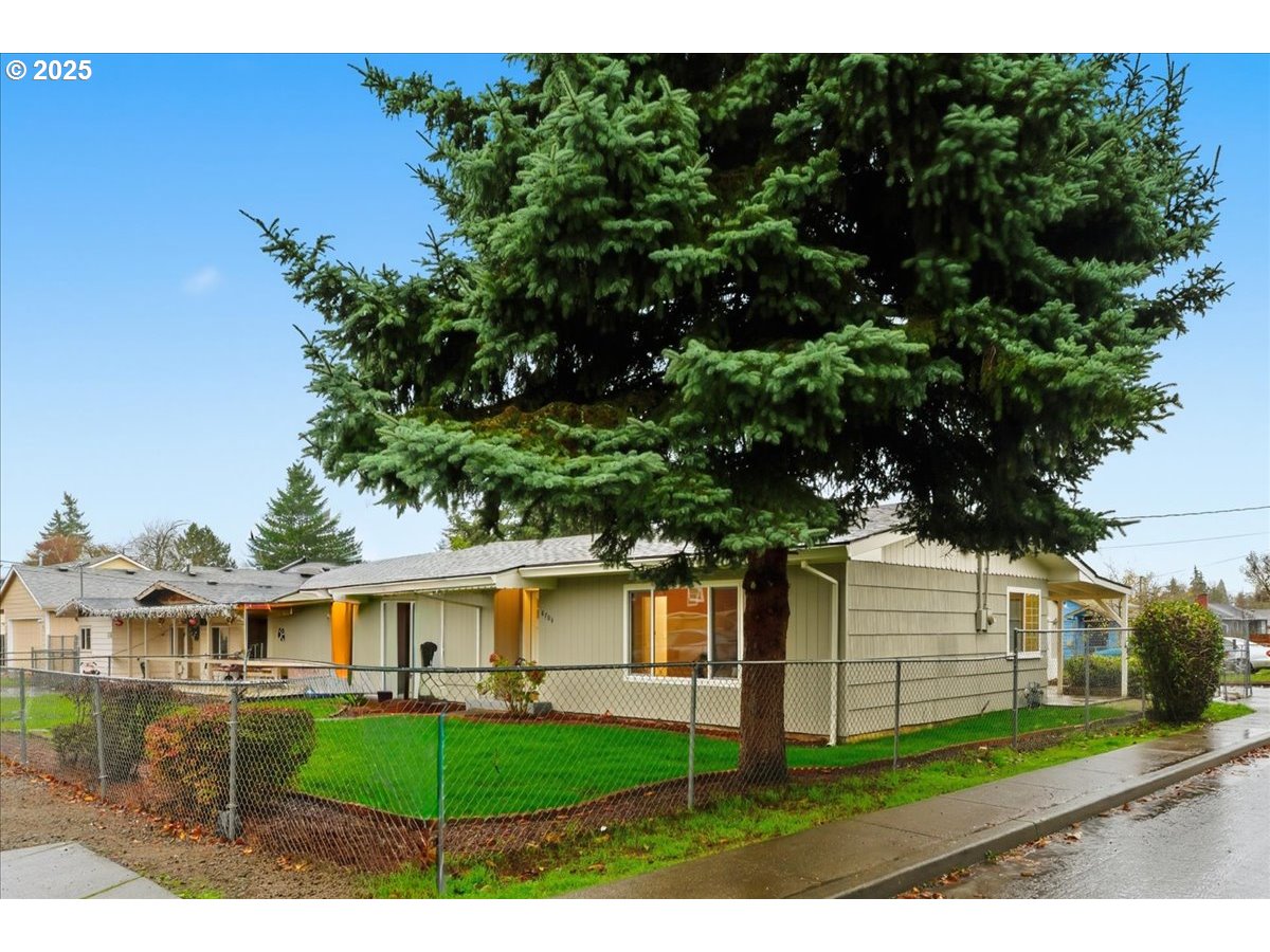6704 Southeast Nehalem Street Portland, OR 97206 - Photo 3 of 24