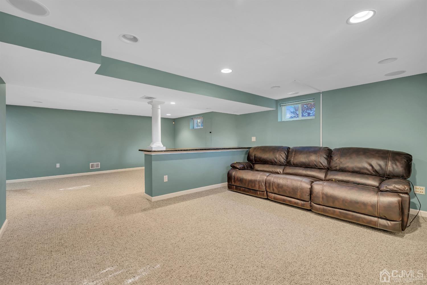 39 Latham Circle Sayreville, NJ 08859 - Photo 25 of 31 a living room with a couch and a potted plant