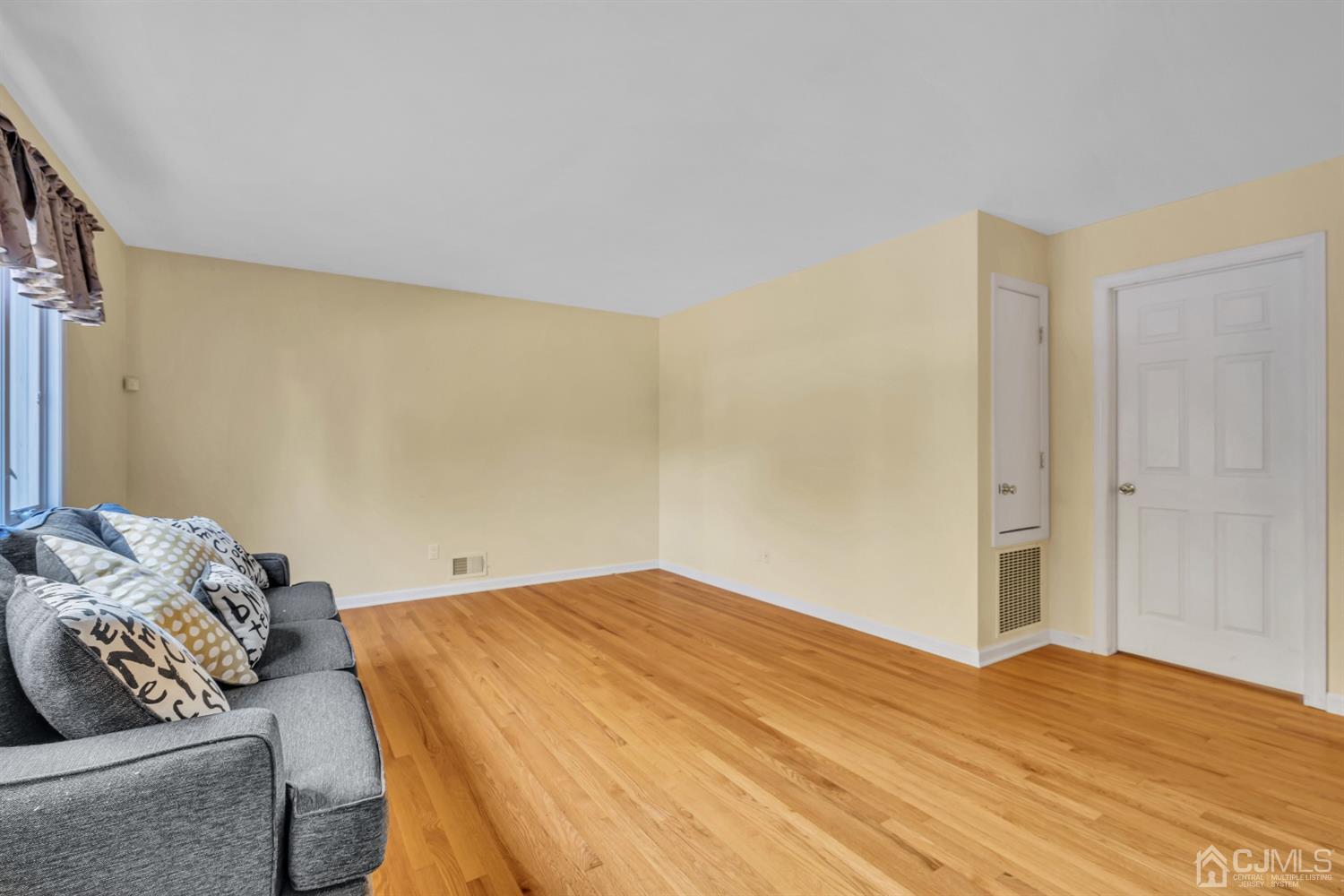 39 Latham Circle Sayreville, NJ 08859 - Photo 4 of 31 a bedroom with a bed and a couch