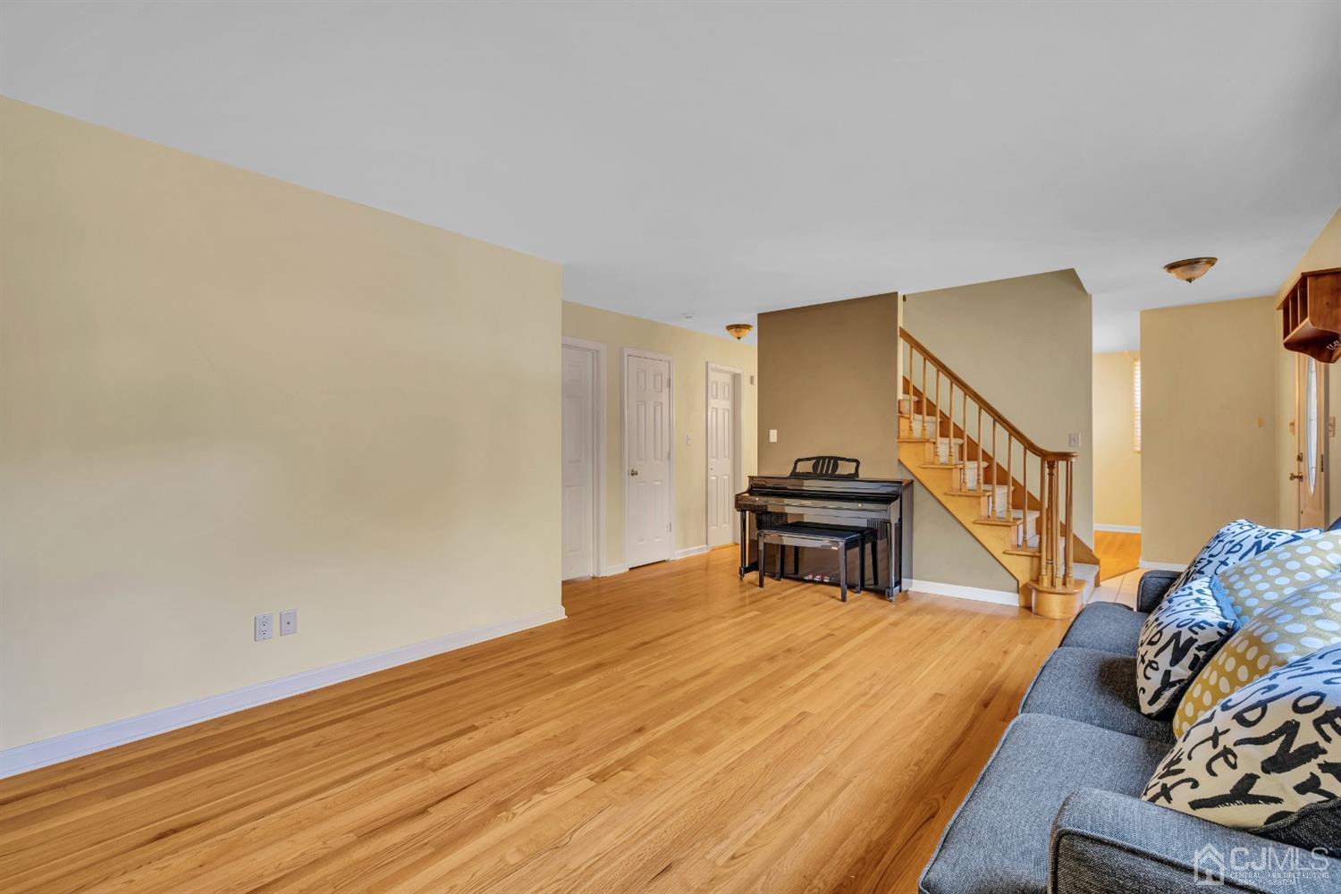 39 Latham Circle Sayreville, NJ 08859 - Photo 5 of 31 a bed room with a bed and a couch