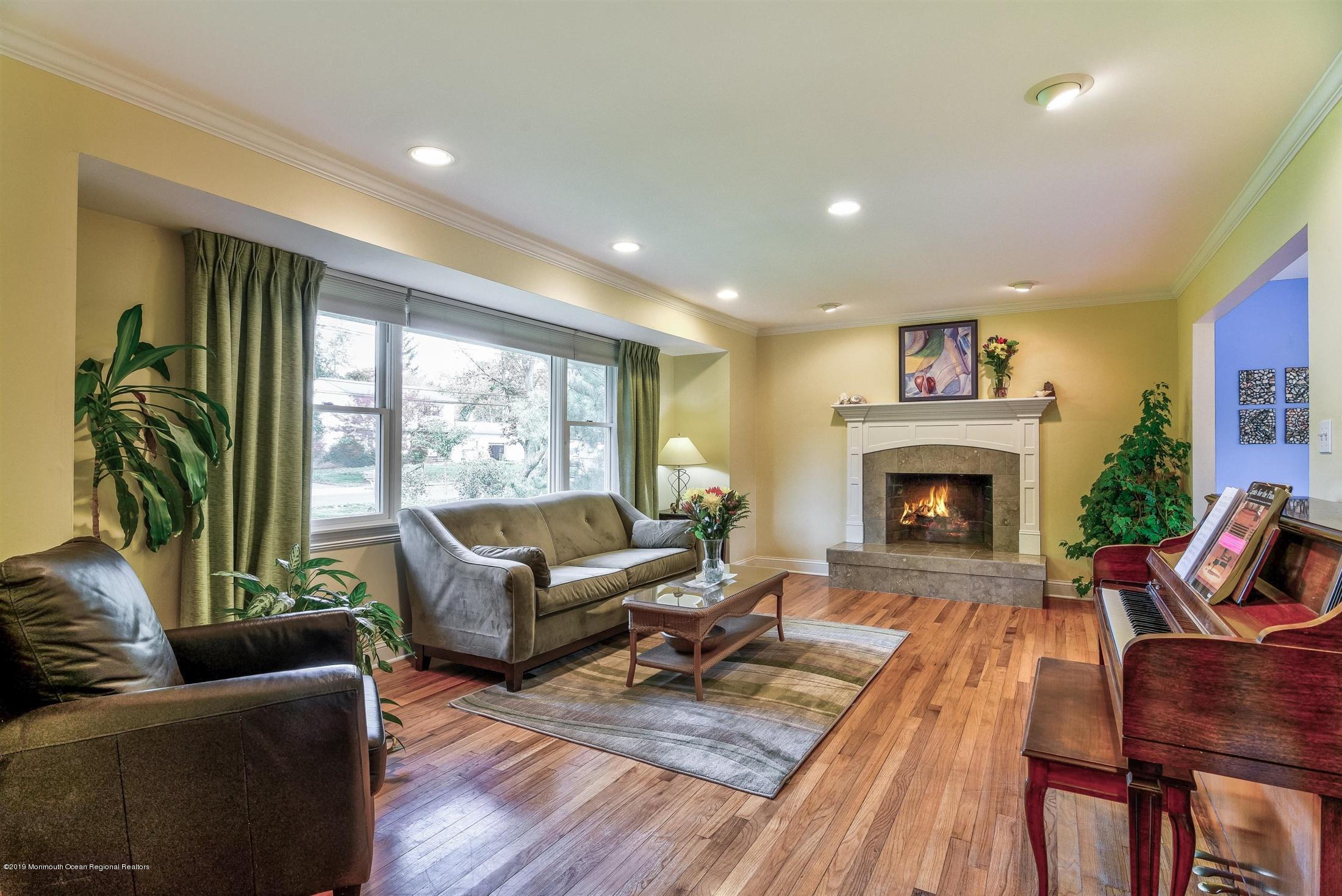 6 Sheffield Road East Windsor, NJ 08520 - Photo 11 of 38 Living Room