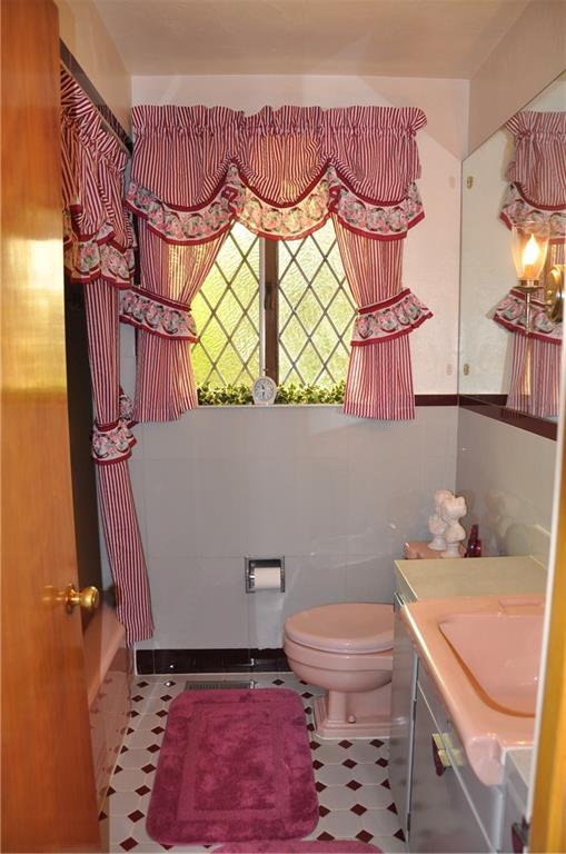 132 Siebert Road Pittsburgh, PA 15237 - Photo 19 of 23 Full Bath with original leaded window.
