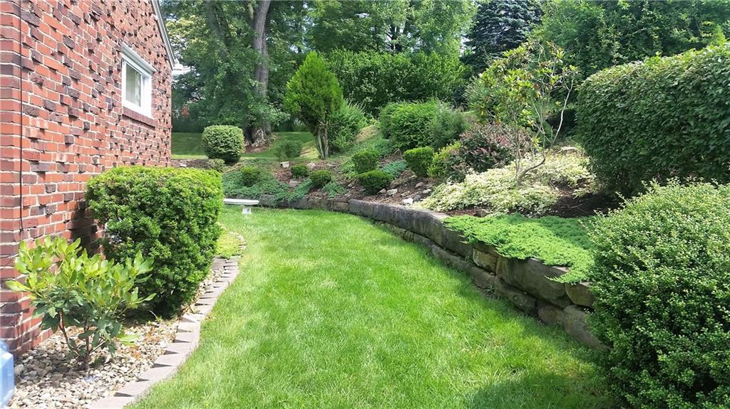 132 Siebert Road Pittsburgh, PA 15237 - Photo 6 of 23 Side yard, showing nicely landscaped yard.