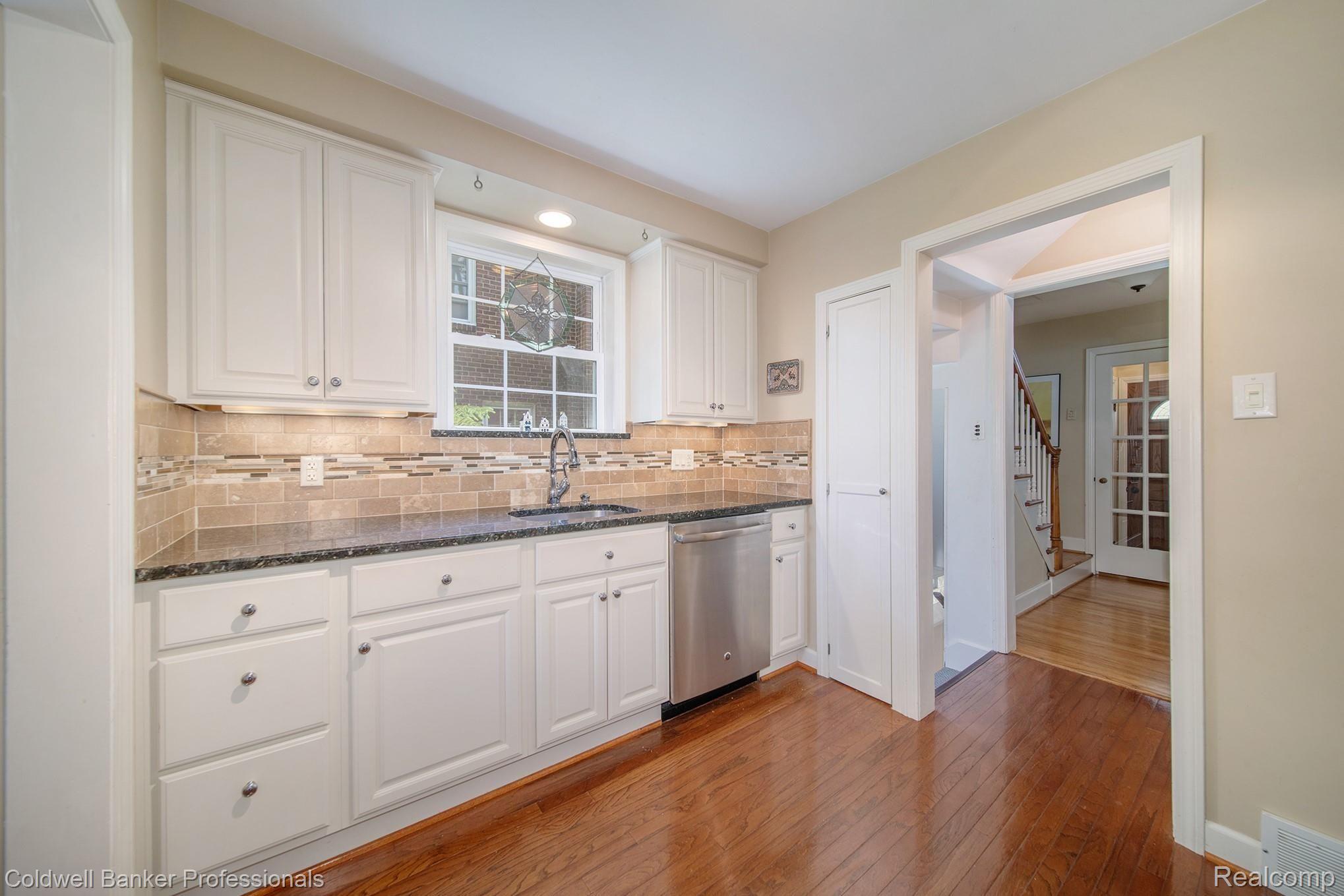 1760 Broadstone Road Grosse Pointe, MI 48236 - Photo 8 of 29 1760 Broadstone_37.jpg