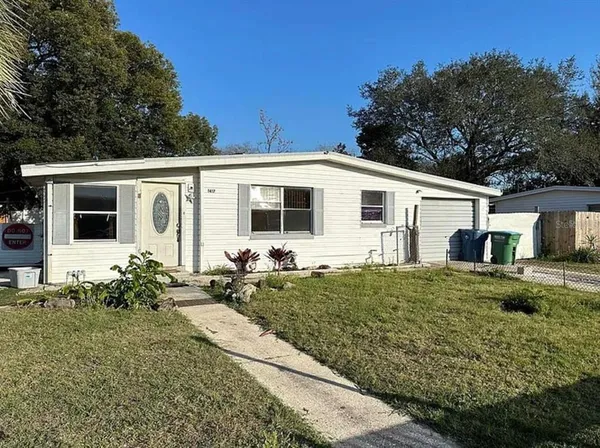 a view of a house with backyard