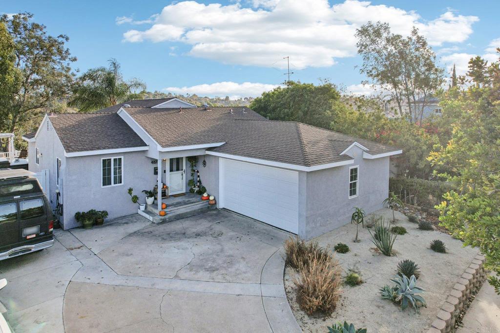 a view of a house with backyard