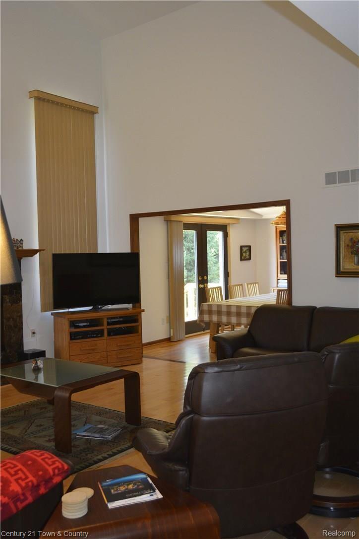 1252 Bembridge Drive Rochester, MI 48307 - Photo 18 of 42 Great room w/ maple floors and newer gas fireplace