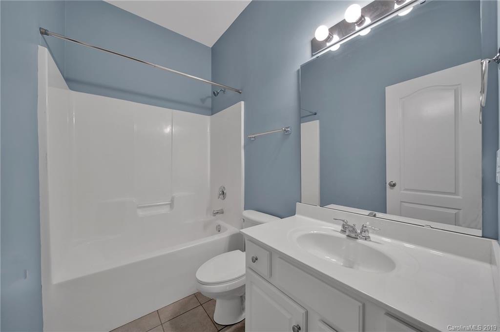 866 Treasure Court Fort Mill, SC 29708 - Photo 33 of 38 a bathroom with a toilet a sink a mirror and a bathtub
