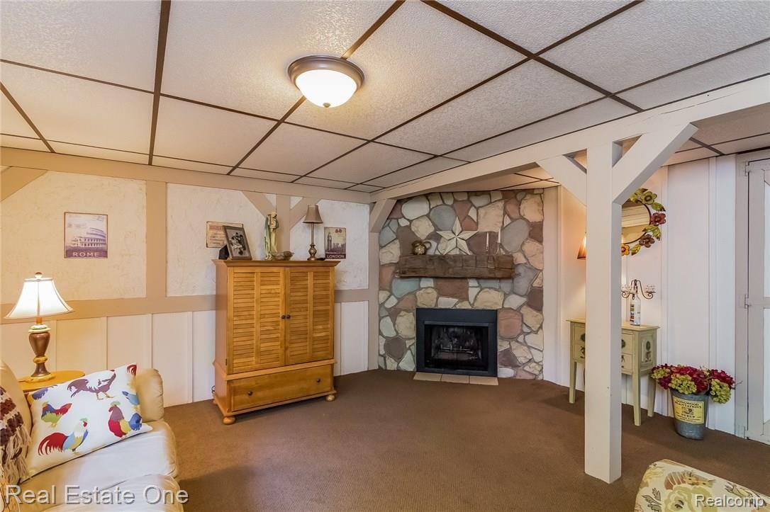 1435 East Gunn Road Rochester, MI 48306 - Photo 26 of 49 024-Family_Room-2058795-medium.jpg