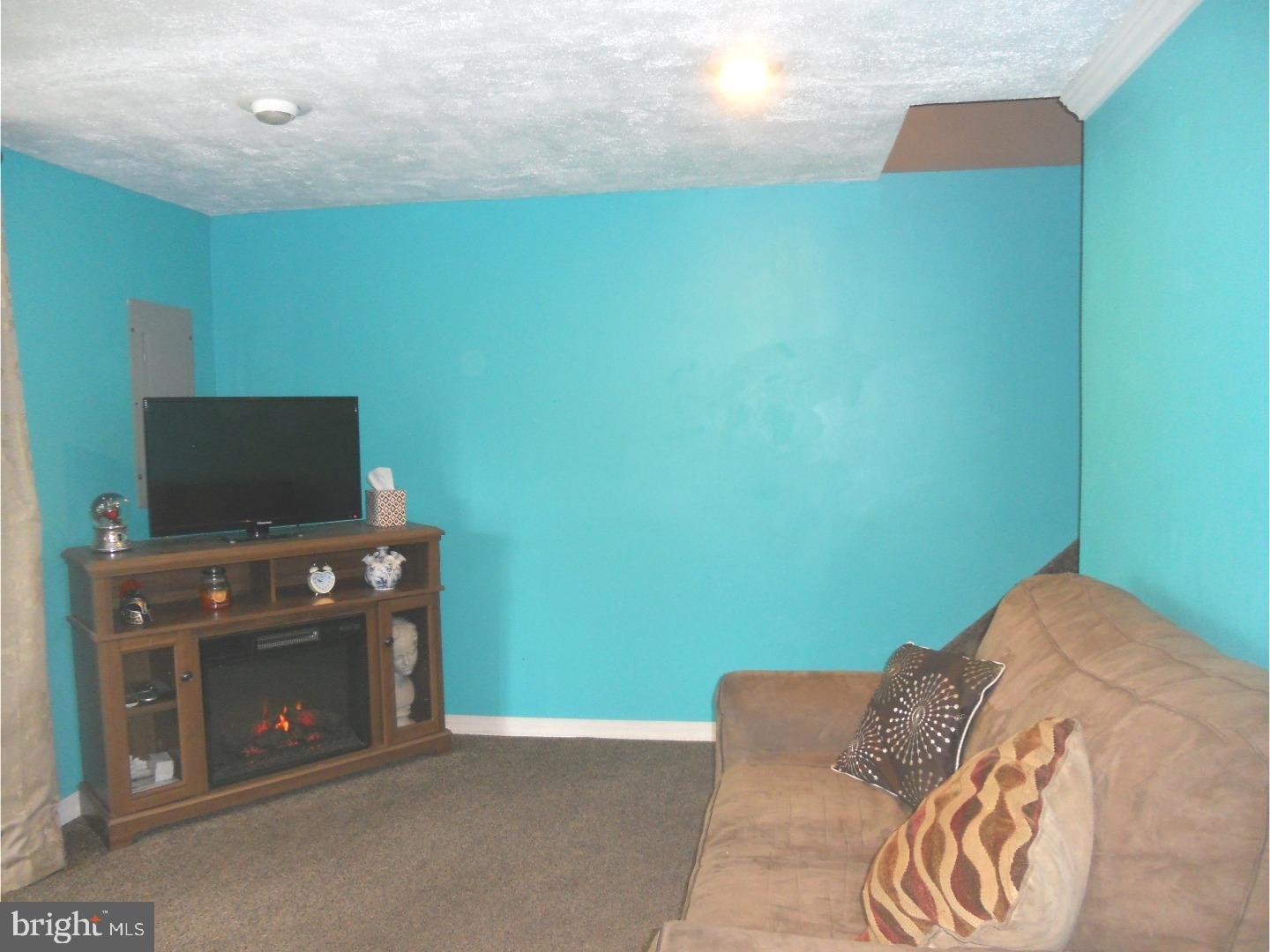 817 Selmer Road Philadelphia, PA 19116 - Photo 13 of 19 Family Room