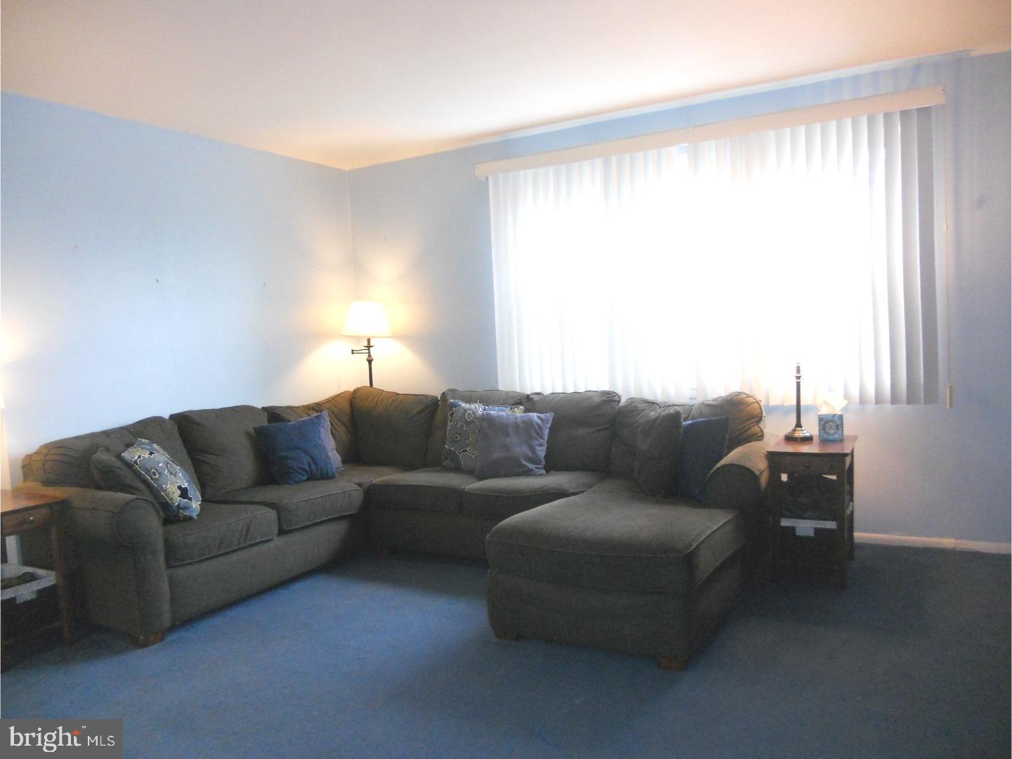 817 Selmer Road Philadelphia, PA 19116 - Photo 3 of 19 Living Room