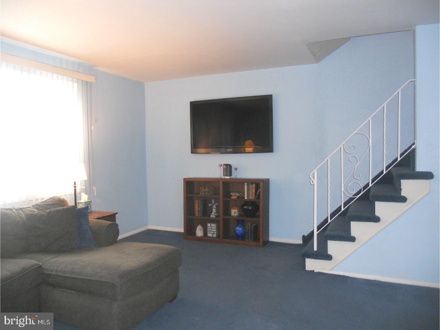 817 Selmer Road Philadelphia, PA 19116 - Photo 4 of 19 Living Room
