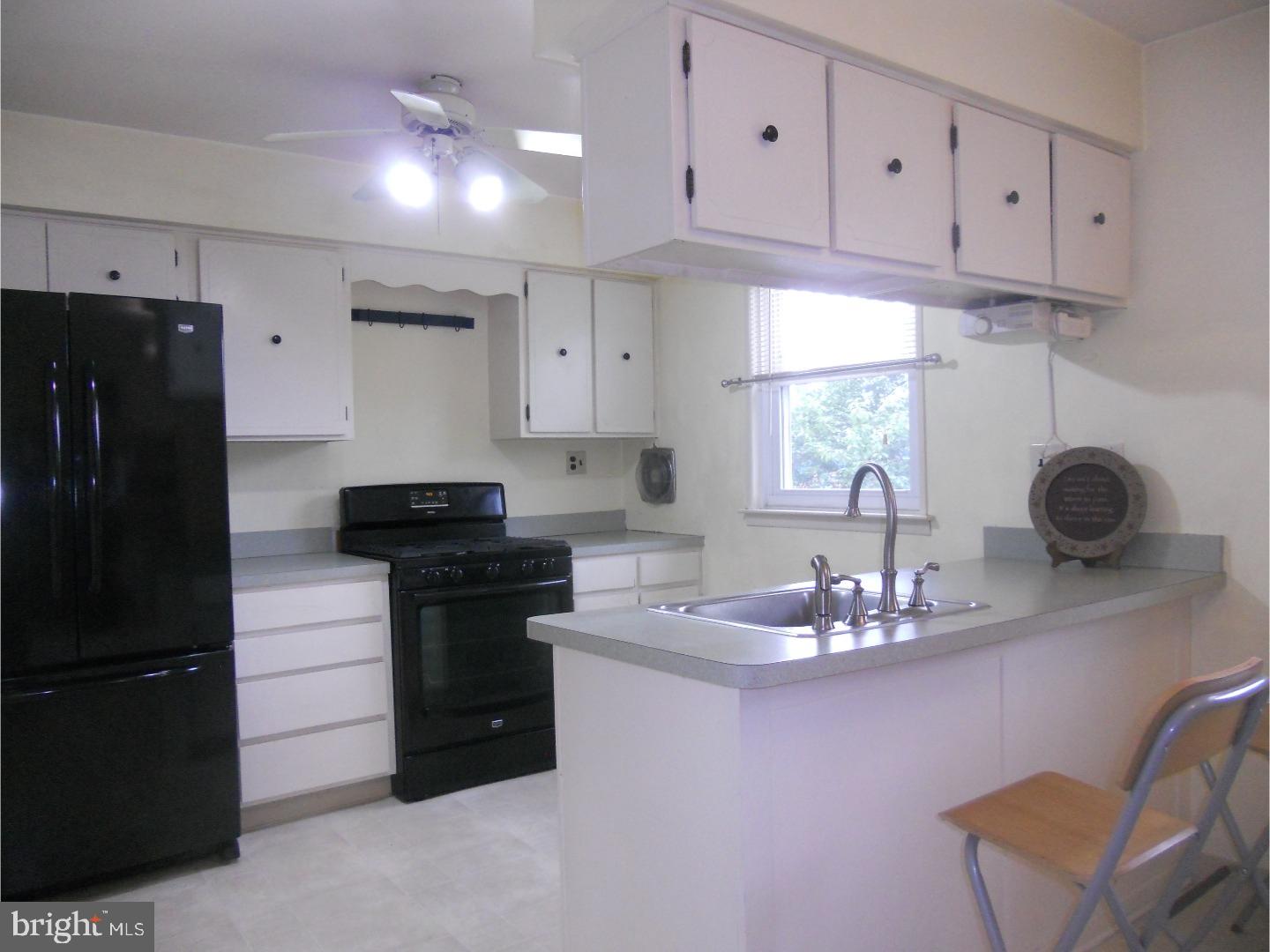 817 Selmer Road Philadelphia, PA 19116 - Photo 6 of 19 Kitchen