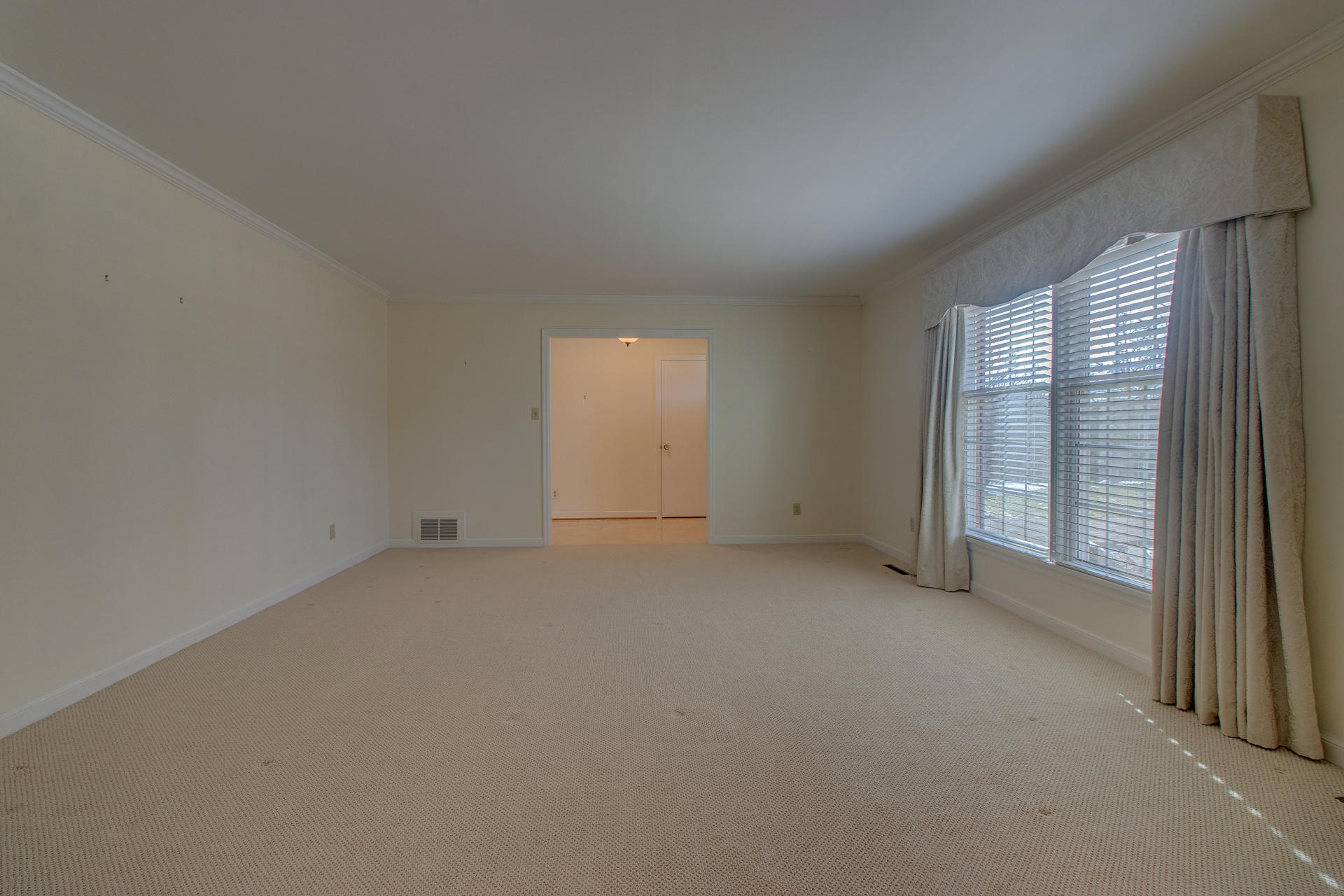 5123 Falcon Ridge Road Roanoke, VA 24018 - Photo 12 of 32 an empty room with windows