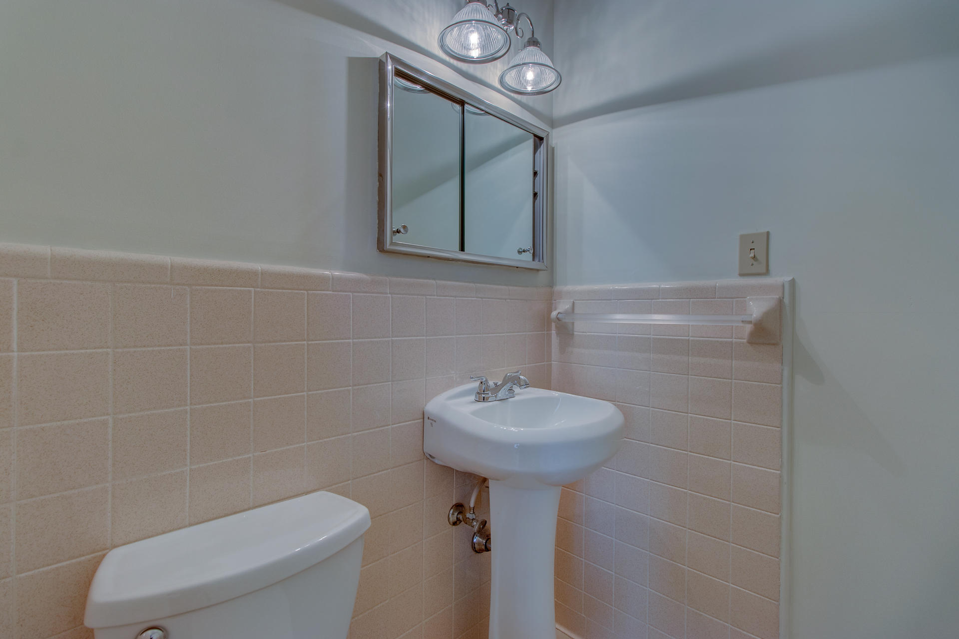 5123 Falcon Ridge Road Roanoke, VA 24018 - Photo 18 of 32 a bathroom with a toilet sink and mirror