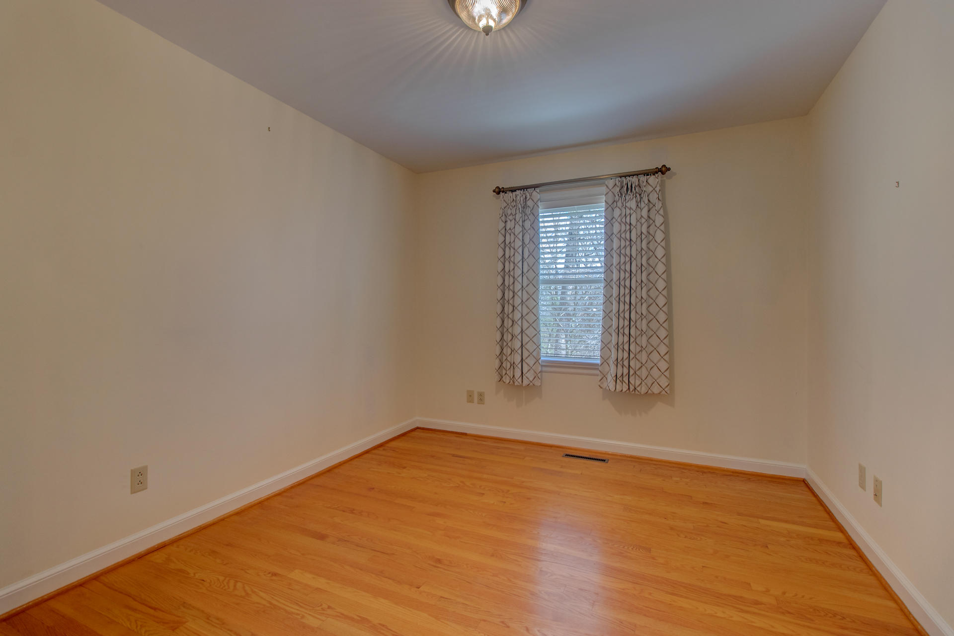 5123 Falcon Ridge Road Roanoke, VA 24018 - Photo 19 of 32 an empty room with a window
