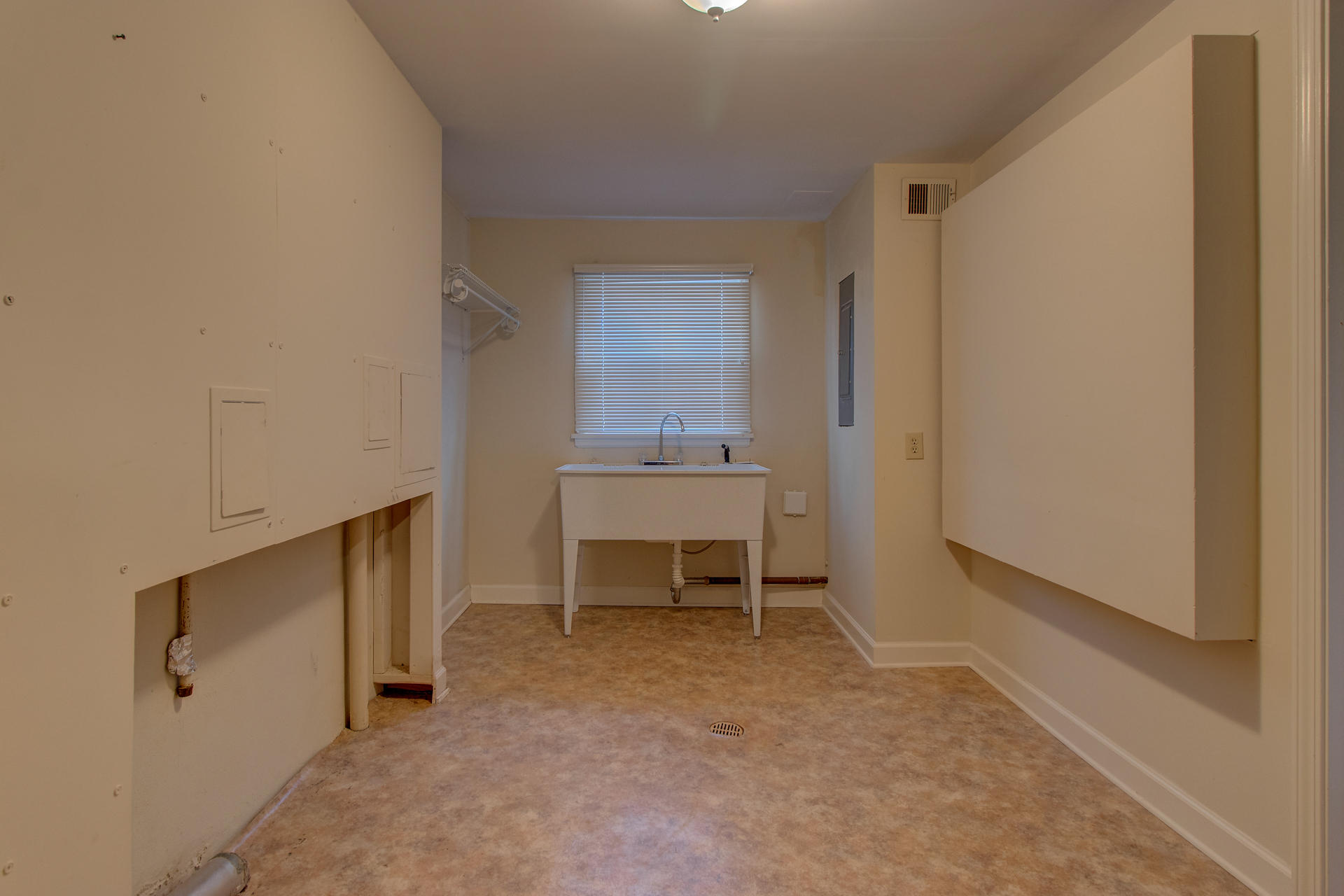 5123 Falcon Ridge Road Roanoke, VA 24018 - Photo 28 of 32 a bedroom with a chair and a window