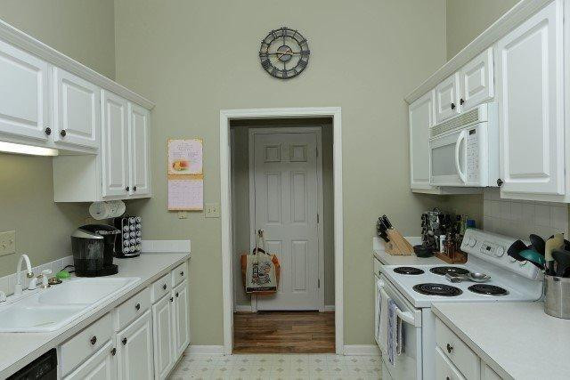104 Ridge View Drive Nicholasville, KY 40356 - Photo 9 of 28 This kitchen houses nicely appointed cab